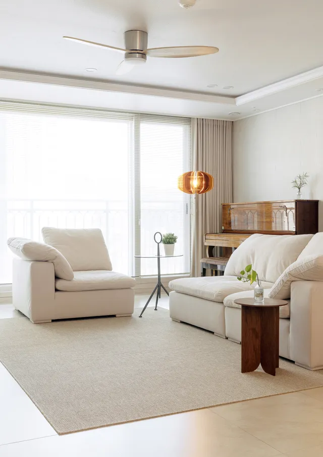 우드톤이 가미된 모던, 롯데 알바트로스 