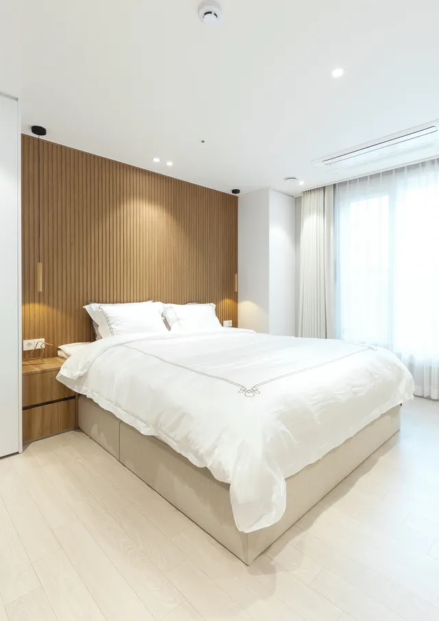 따뜻한 무드의 화이트 우드, 금빛 그랑메종