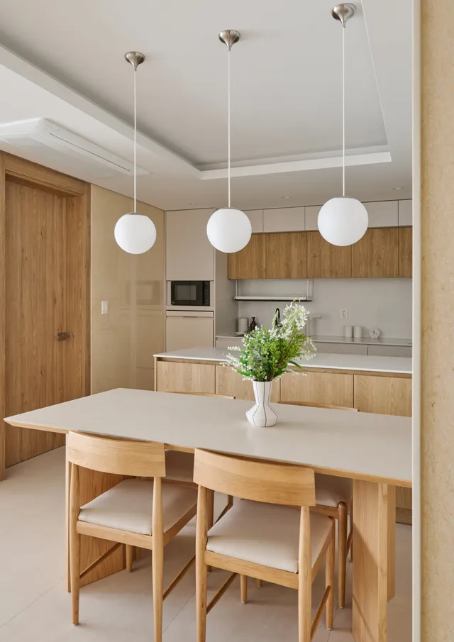 정갈하고 고급스러운 우드톤을 담은, 광장힐스테이트 홈스타일링