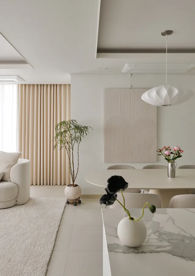 안정감있는 톤온톤 스타일링의 6가족 스윗홈, 더샵송도아크베이 홈스타일링