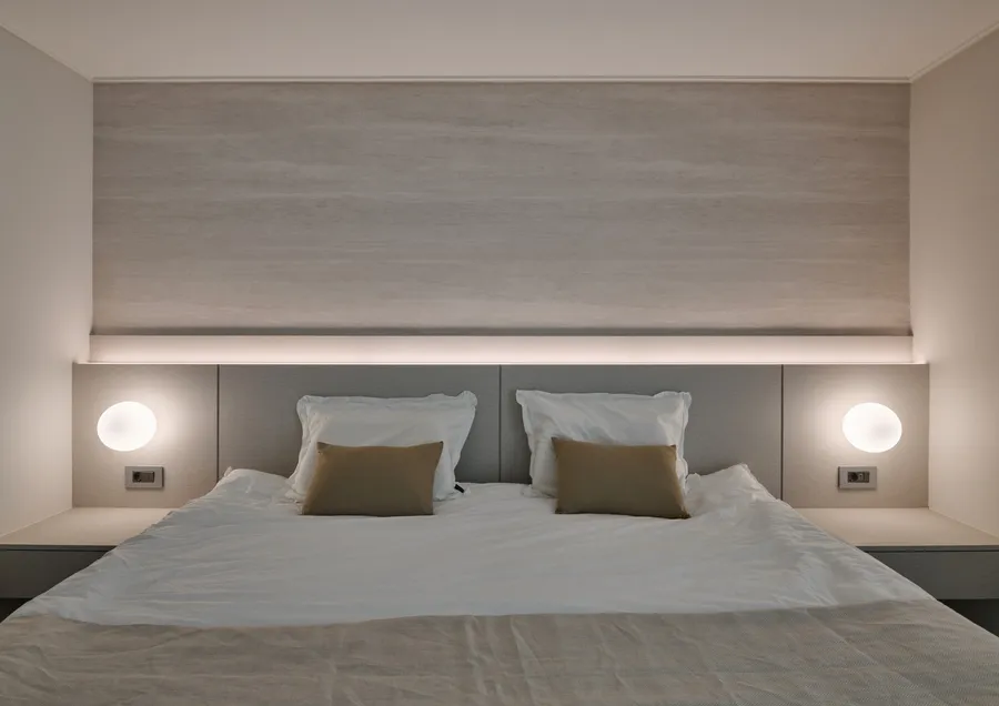 블랙과 버건디 포인트의 모던한 공간, 계양위너스카이 홈스타일링